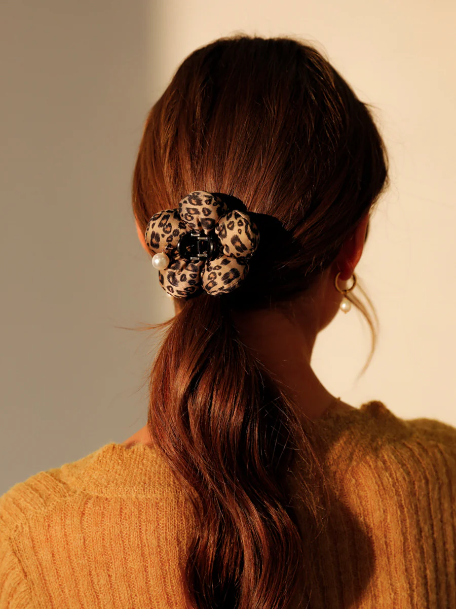 Floral Grace Leopard Haarklammer - Image 2