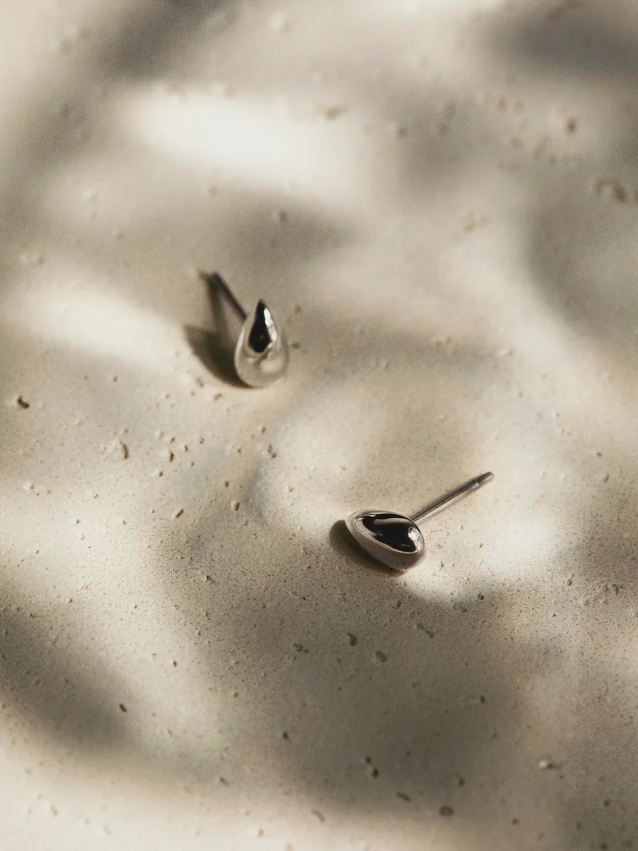 Minimalist Droplet Ohrringe - Image 10