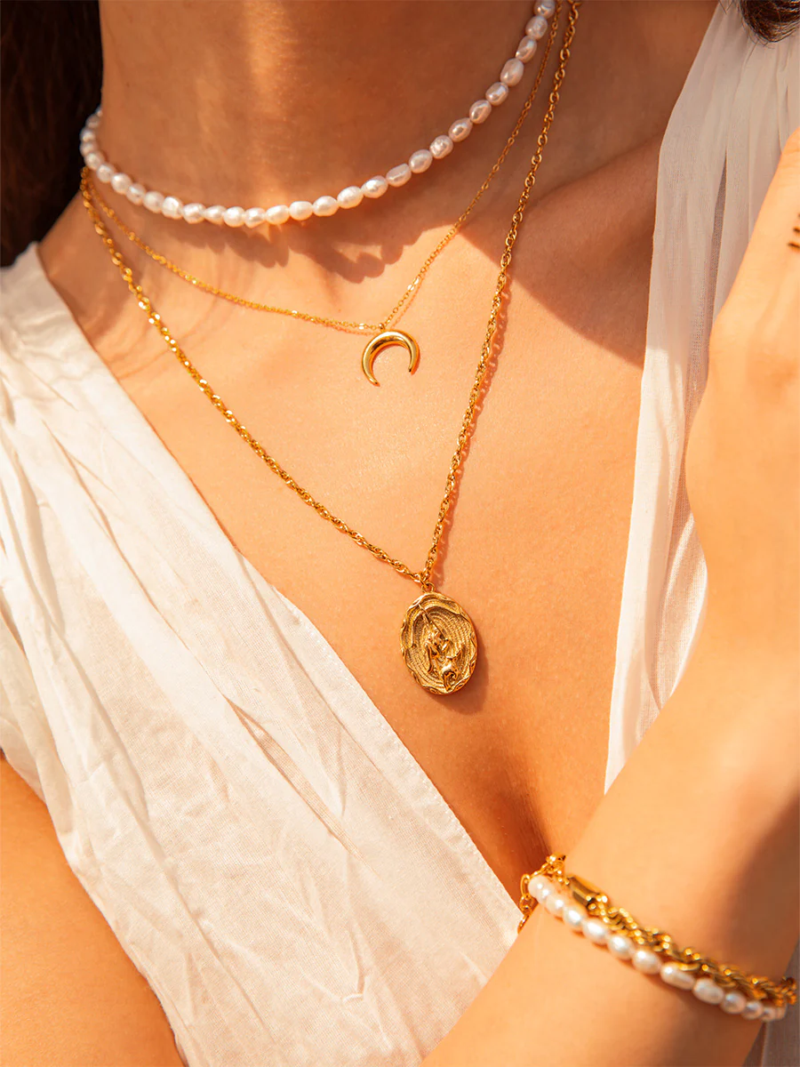 Nature's Embrace of Artemis Kette - Image 3