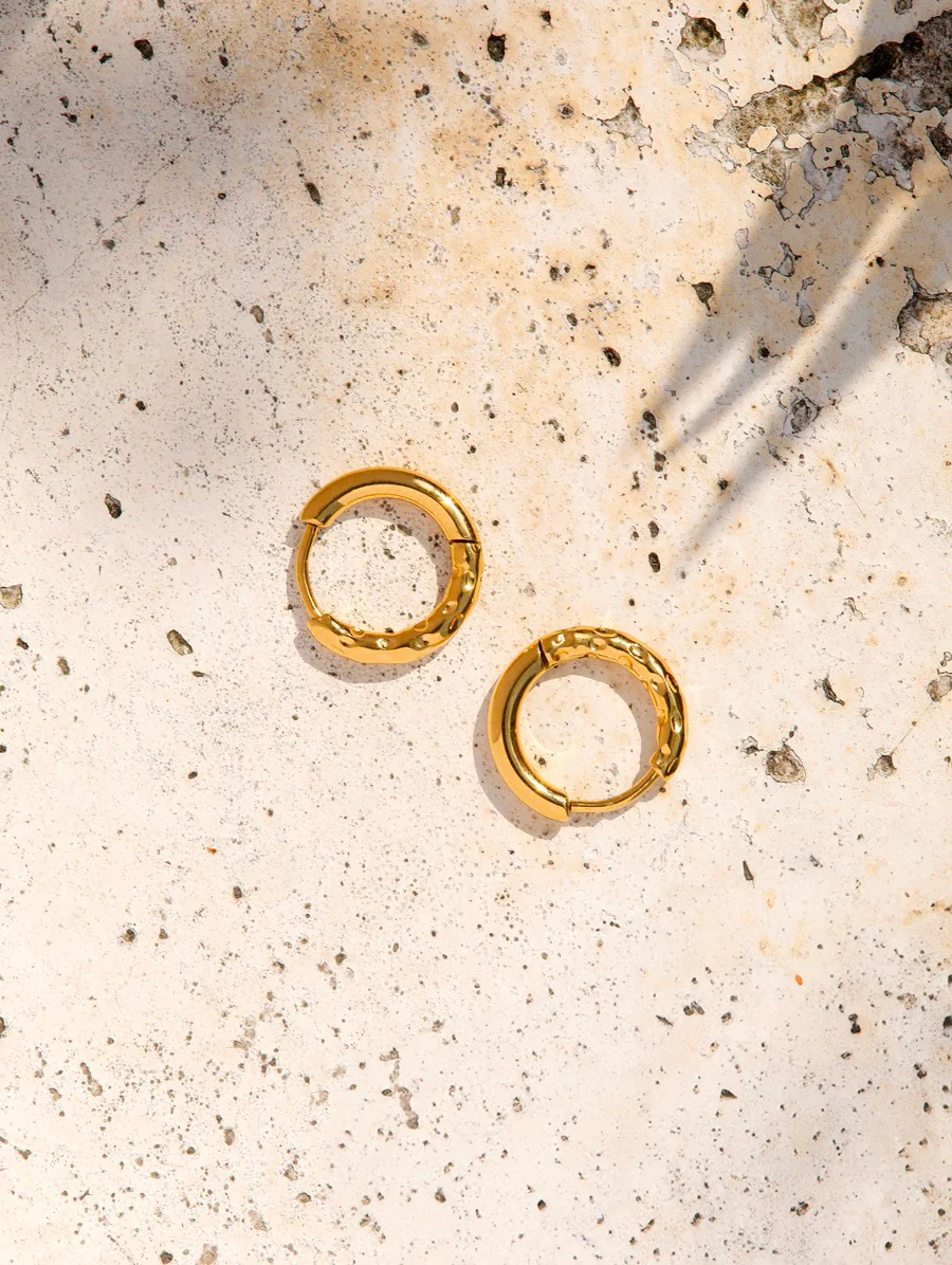 Small Half Texture  Hoop Ohrringe - Image 6