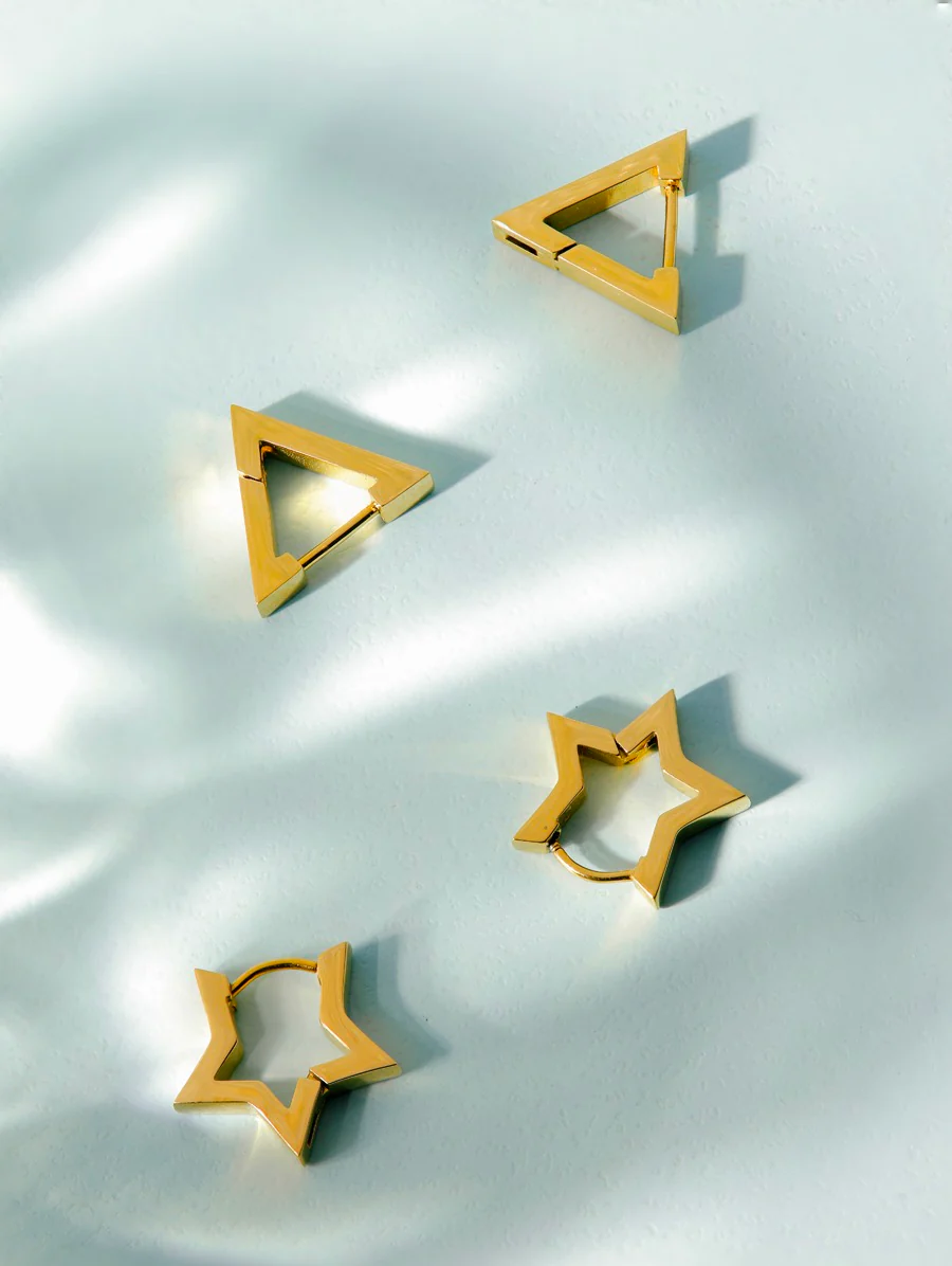 Triangle Huggie Ohrringe - Image 6